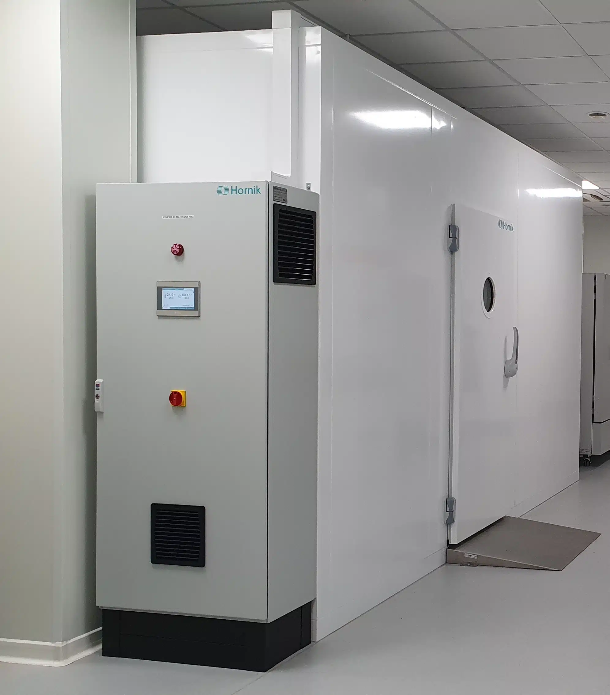 Walk-in climate chamber for pharmaceutical testing and storage processes